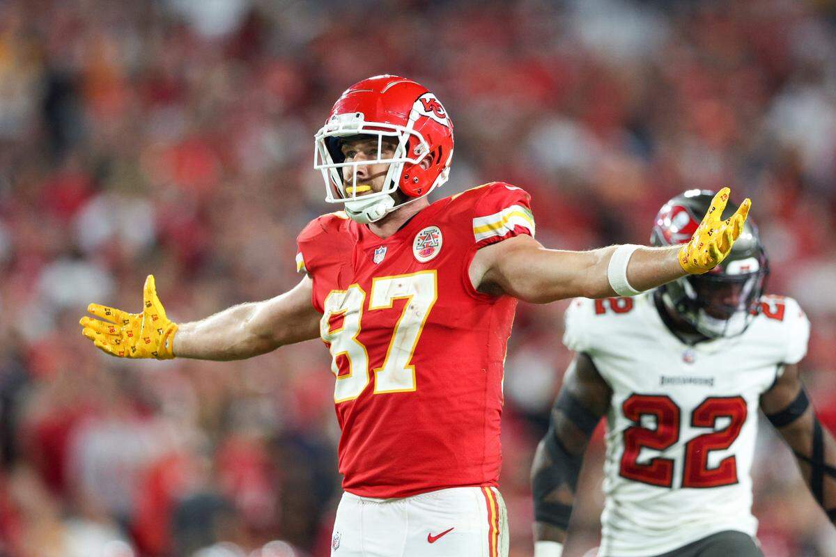 Kansas City Chiefs tight end Travis Kelce (87) reacts after a play against the Tampa Bay Buccaneers in the fourth quarter at Raymond James Stadium on Oct. 2, 2022.