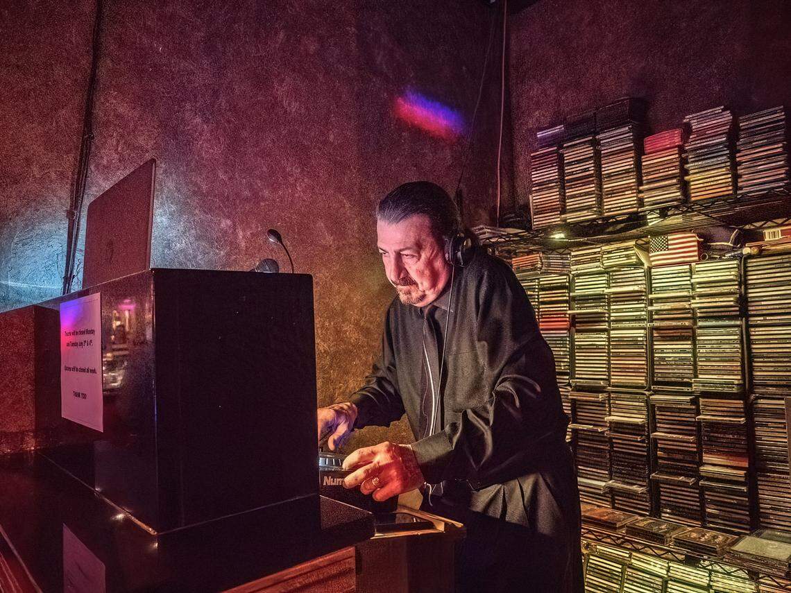 El DJ Kent Freeman crea su mezcla en el club nocturno Touche.