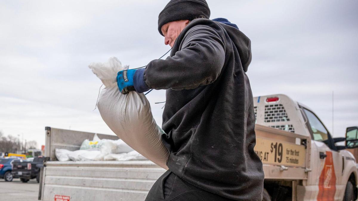 Stephanie Schilling loaded a bag of sand as she prepared for the incoming winter storm by stocking up Saturday, Jan. 4, 2024, at the Home Depot in midtown. The storm is forecast to bring heavy snow, rain, ice and wind to the to the Kansas City area. Schilling and her mother, Lisa Schilling were delivering the sand to other individuals.