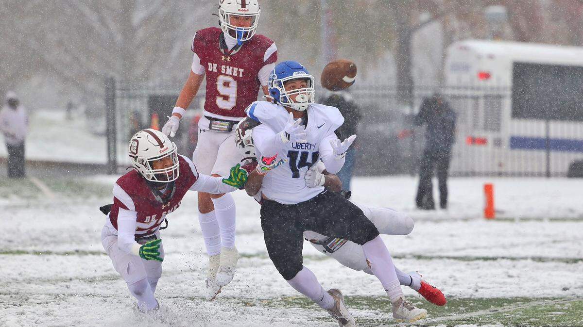 Liberty’s Jackson Froehlich attempts to make a catch against De Smet on a snowy Saturday, Nov. 30, 2024. Liberty lost the Missouri Class 6 high school football semifinal game 34-14.