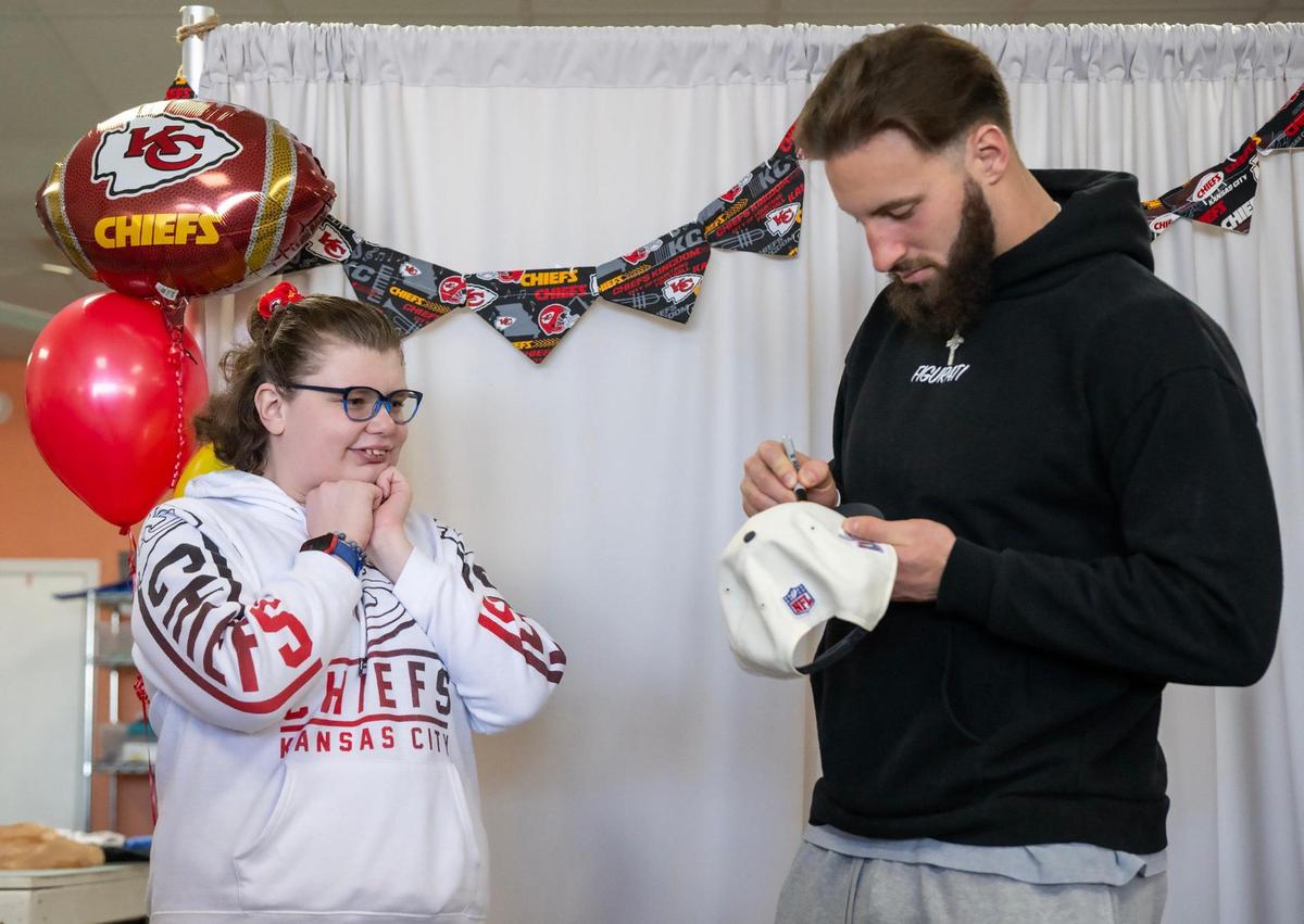 Kansas City Chiefs tight end Noah Gray took a selfie with 25-year-old Jacob Tomandl, a student at PawsAbilities during a visit on Wednesday.