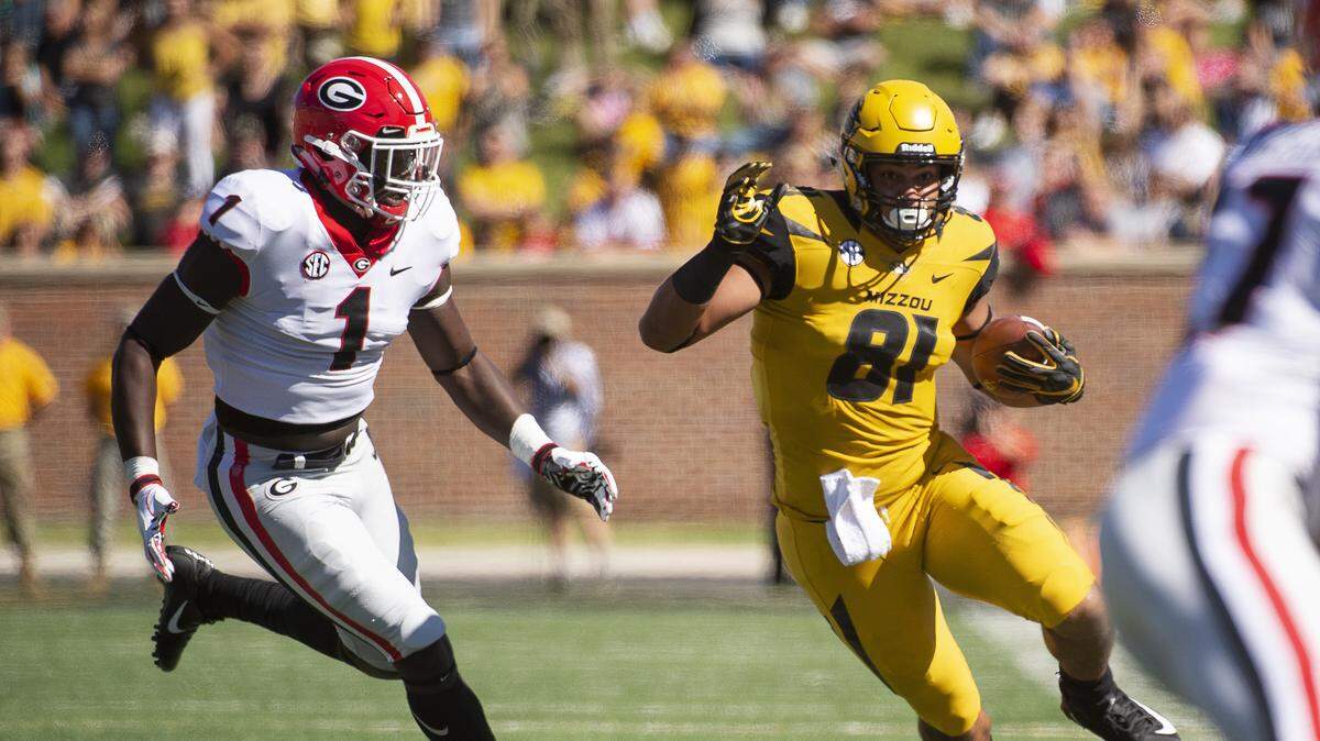 Missouri tight end Albert Okwuegbunam (right) ran past Georgia’s Brenton Cox on a play in a game earlier this season.