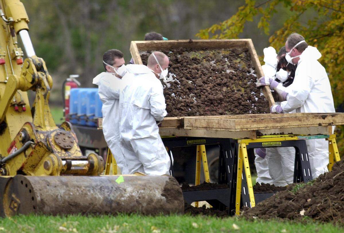 111402/ HUTMACHER PHOTO/ BODY SEARCH. FBI authorities sift through soil in a south Sedgwick county field while searching for the body of Jenifer Long, 16, of Independence, Mo. Thursday. Investigators believe Wesley Ira Purkey, an a plumber and ex-con who is awaiting trial for her death and currently serving a 32-year sentence for the 1998 beating death of a Kansas City woman, may have buried Long’s body on private property somewhere within a 4,000 square foot area while he lived in Wichita in 1998. Long disappeared Jan. 22, 1998.