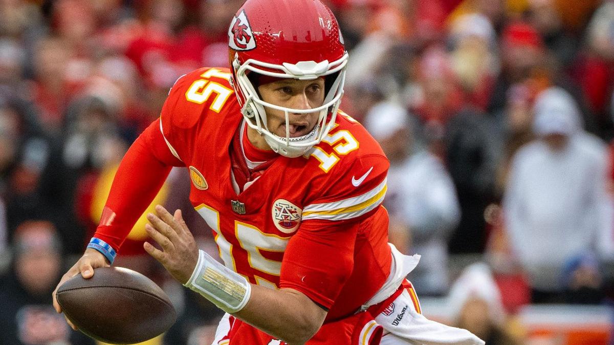 Kansas City Chiefs quarterback Patrick Mahomes (15) scrambles against the Cincinnati Bengals in the first half on Sunday, Dec. 31, 2023, at GEHA Field at Arrowhead Stadium.