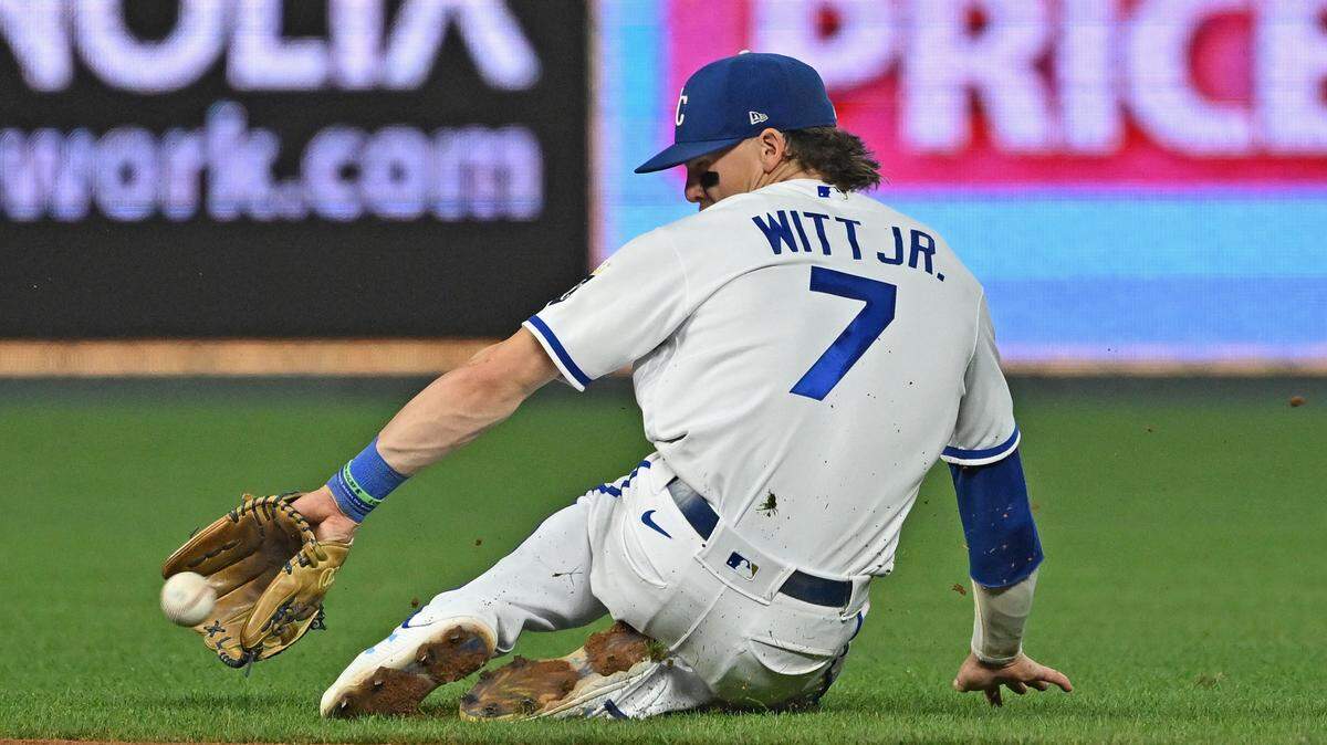 Kansas City Royals shortstop Bobby Witt Jr. (7) makes a back handed play on a ground ball during the eighth inning against the Seattle Mariners at Kauffman Stadium on Sept. 24, 2022.