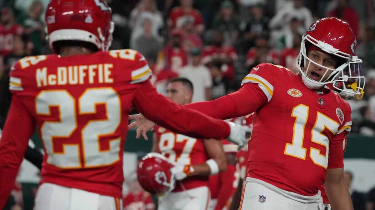 East Rutherford, NJ Ñ October 1, 2023 Ñ Trent McDuffie and Chiefs quarterback Patrick Mahomes during pre game warm ups. The New York Jets host the Kansas City Chiefs at MetLife Stadium in East Rutherford, NJ on October 1, 2023.