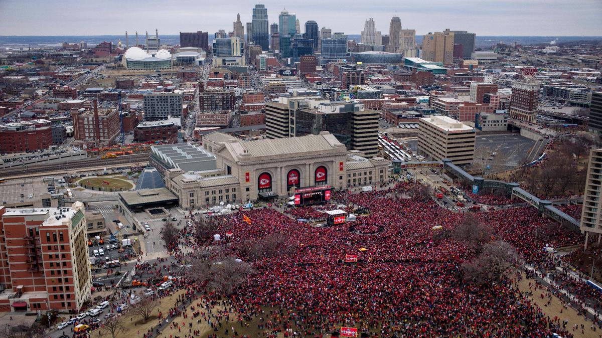 A massive crowd gathered Wednesday afternoon in front of Kansas City’s Union Station to welcome the Super Bowl winning Kansas City Chiefs. The parade took the team south on Grand Blvd to Pershing Road, where they truned west to be cheered by thousands of fans.
