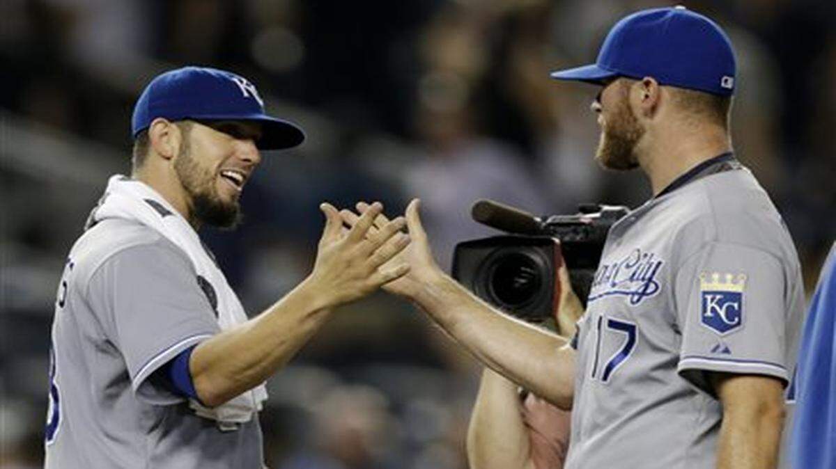 Royals starting pitcher James Shields (left) high-fived reliever Wade Davis after they defeated the Yankees 1-0 Friday in New York.
