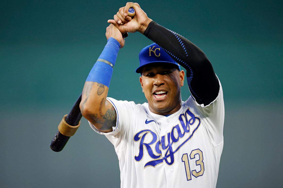 Kansas City Royals’ Salvador Perez warms up with a bat before a baseball game against the Minnesota Twins in Kansas City, Mo., Friday, Oct. 1, 2021. (AP Photo/Colin E. Braley)