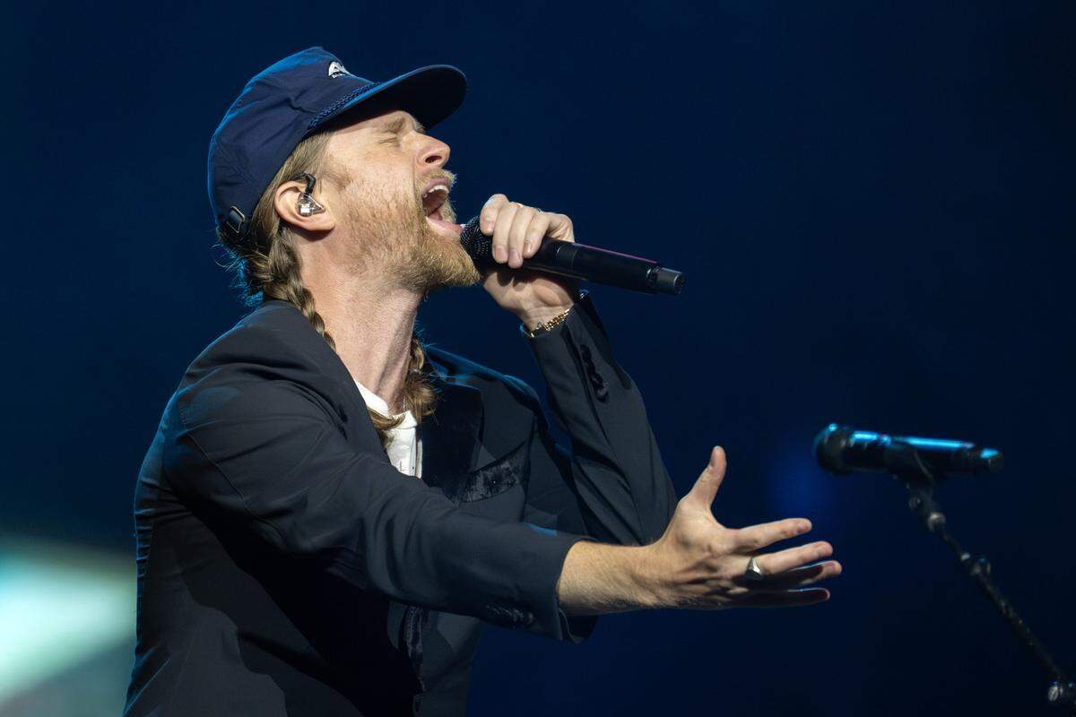 Wesley Schultz of The Lumineers sings “Same Old Song” during their Automatic World Tour at the T-Mobile Center on Saturday.