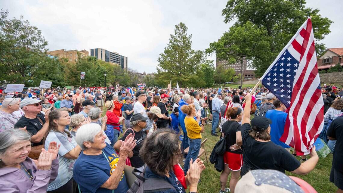 Hunderte protestieren in Kansas City gegen Gerrymandering ...