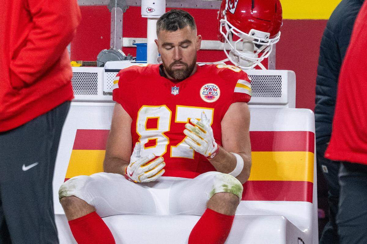 Kansas City Chiefs tight end Travis Kelce (87) sits on the bench dejected late in the fourth quarter of the Chiefs game vs. the Houston Texans on Sunday, December 7, 2025, at GEHA Field at Arrowhead Stadium.