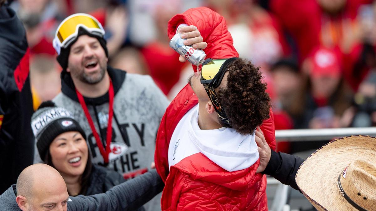 These big fans were big disappointed to see a replay of the team openly drinking booze at Wednesday’s Super Bowl parade.