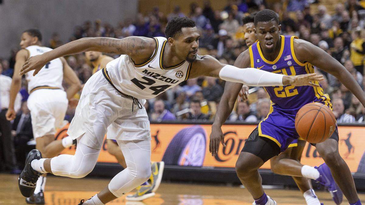 Missouri’s Kevin Puryear (left) grabbed a loose ball in front of LSU’s Darius Days during Saturday’s game in Columbia.