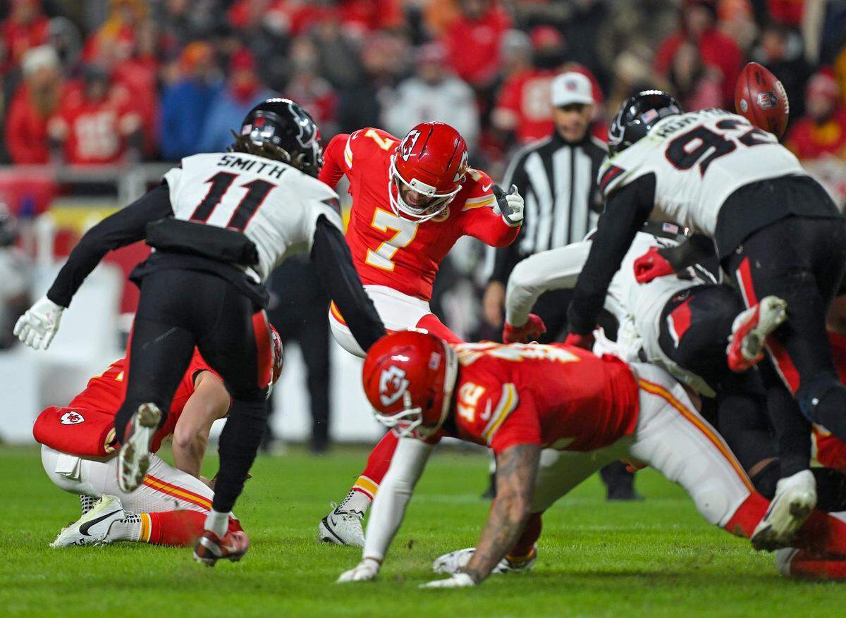 Kansas City Chiefs kicker Harrison Butker (7) kicks a field goal that bounced off the upright in the second quarter of the game against the Houston Texans at GEHA Field at Arrowhead Stadium on Sunday, Dec. 7, 2025.