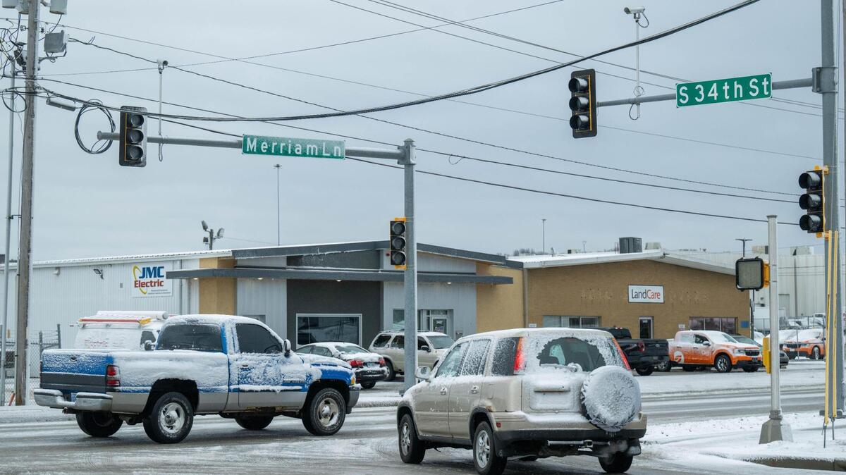 Streetlights were dark at S. 34th Street and Merriam Lane in Kansas City, Kansas, on Wednesday, Mar. 5, 2025. Thousands of customers were reporting power outages throughout the city after blizzard like conditions overnight.