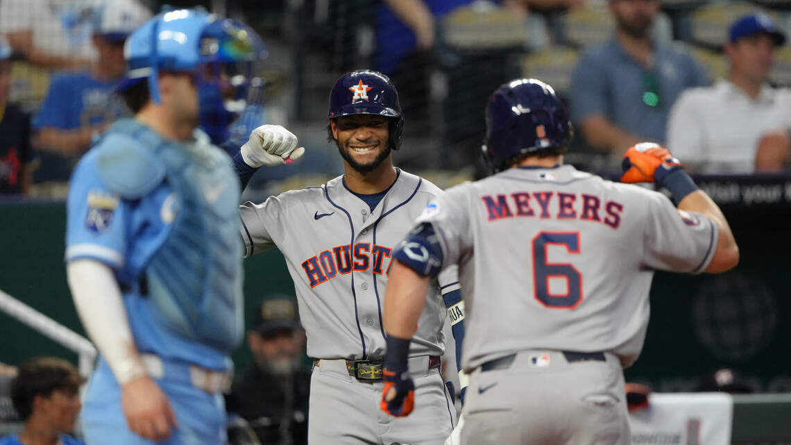 Royals fall to Houston Astros on 9th-inning mistake after weather delay at The K