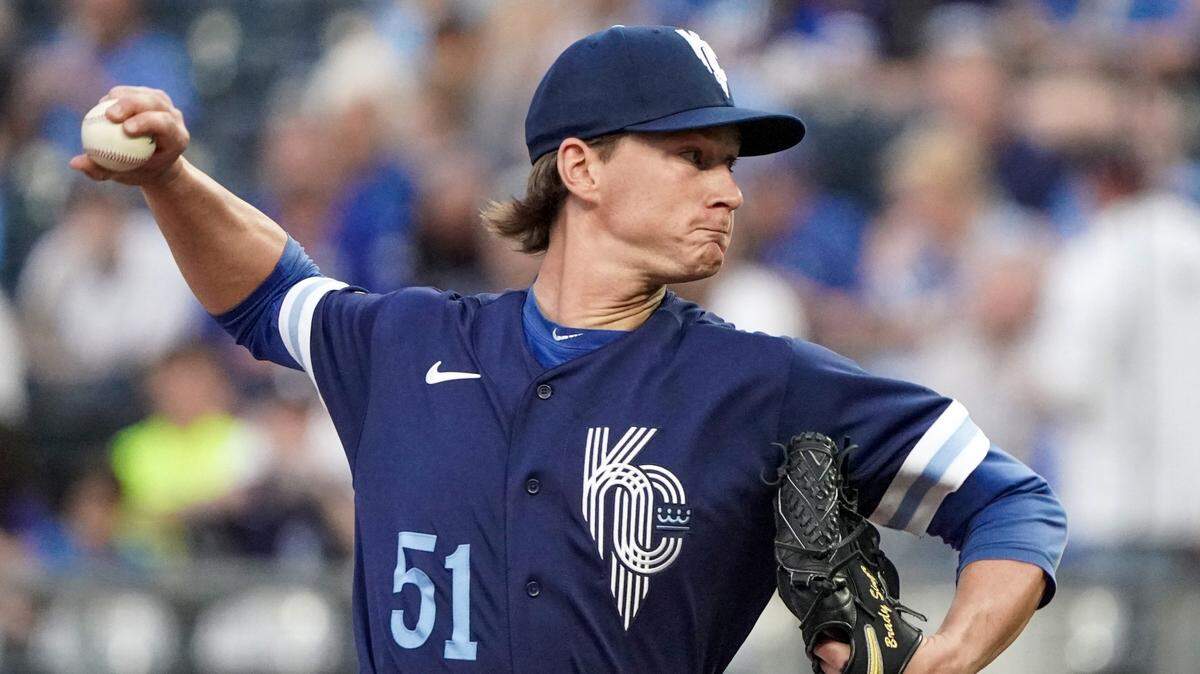 Kansas City Royals starting pitcher Brady Singer (51) delivers a pitch against the Atlanta Braves in the first inning at Kauffman Stadium.