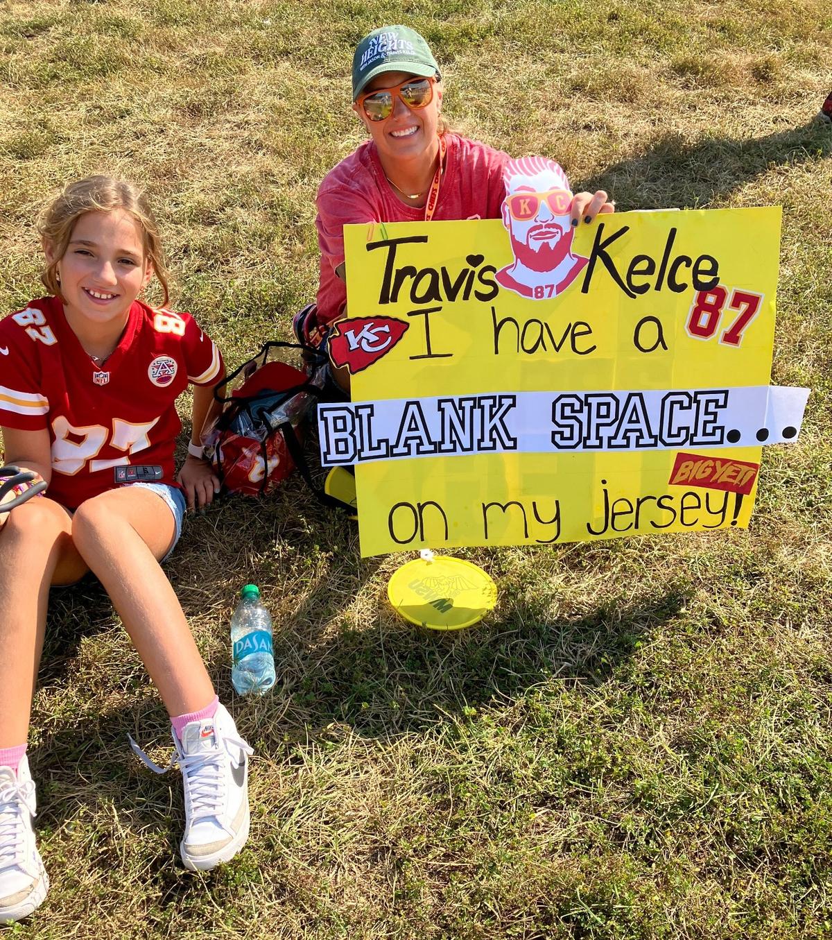 Shelley Hernandez, left, and mother Leslie Hernandez had a sign at training camp to get Chiefs tight end Travis Kelce’s attention.
