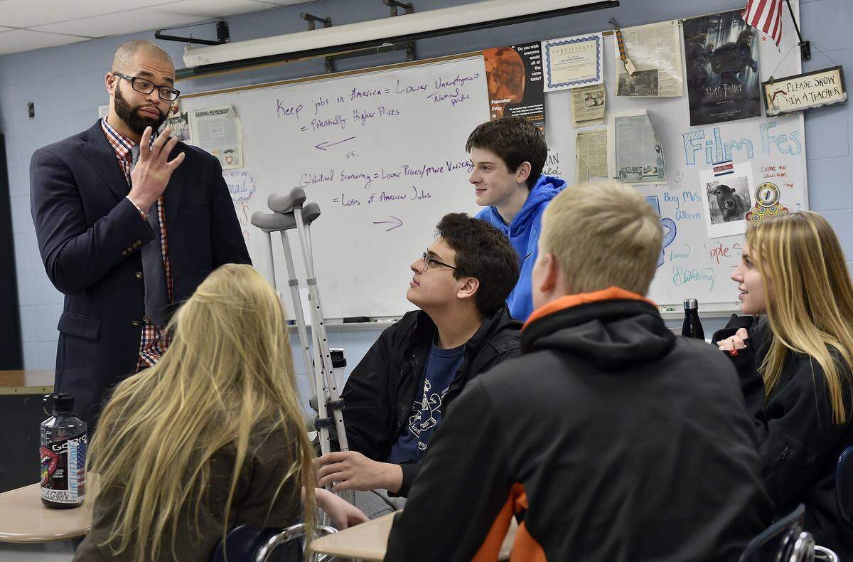David Muhammad (left) teaching at Shawnee Mission East in 2017.