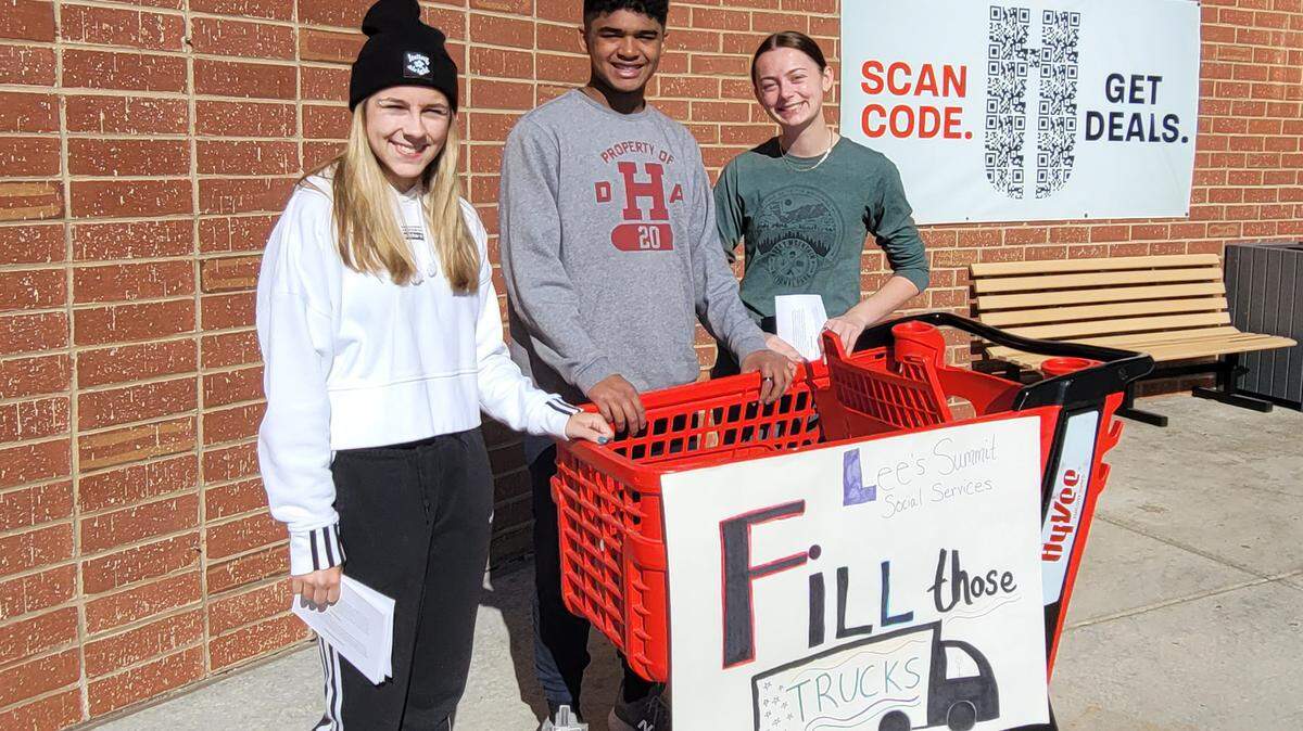 Lee’s Summit teens showed up to collect food for the hungry earlier this month.