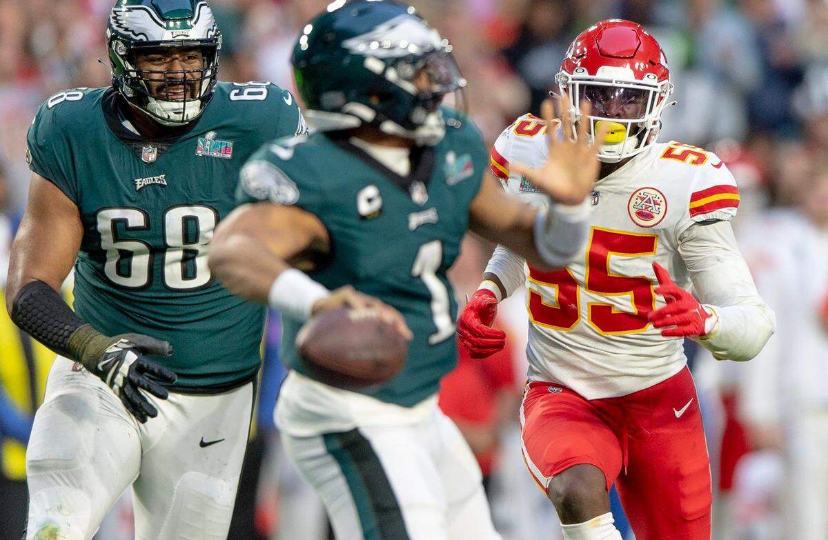 Chiefs defensive end Frank Clark (No. 55) pressures Philadelphia Eagles quarterback Jalen Hurts during Sunday night’s Super Bowl LVII in Glendale, Ariz.