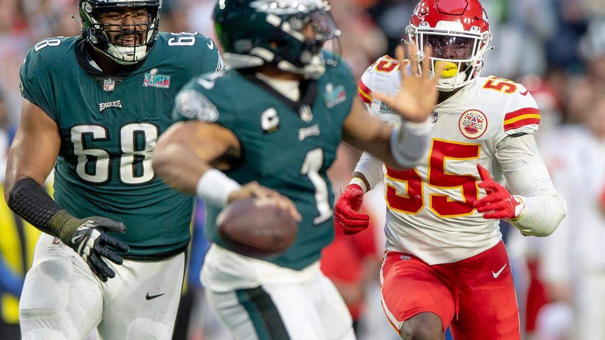 Chiefs defensive end Frank Clark (No. 55) pressures Philadelphia Eagles quarterback Jalen Hurts during Super Bowl LVII in Glendale, Ariz.