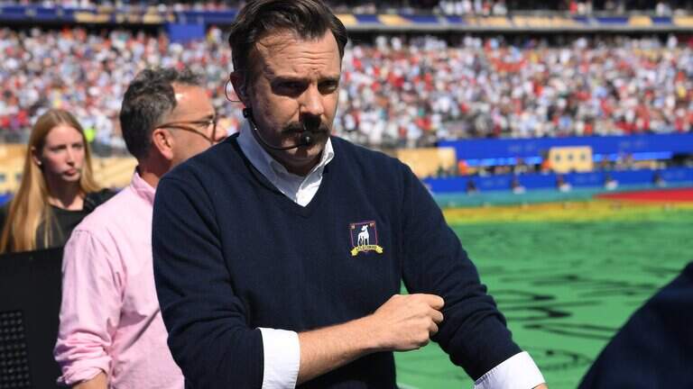 Jason Sudeikis as Ted Lasso introduces Justin Bieber at World Cup halftime show