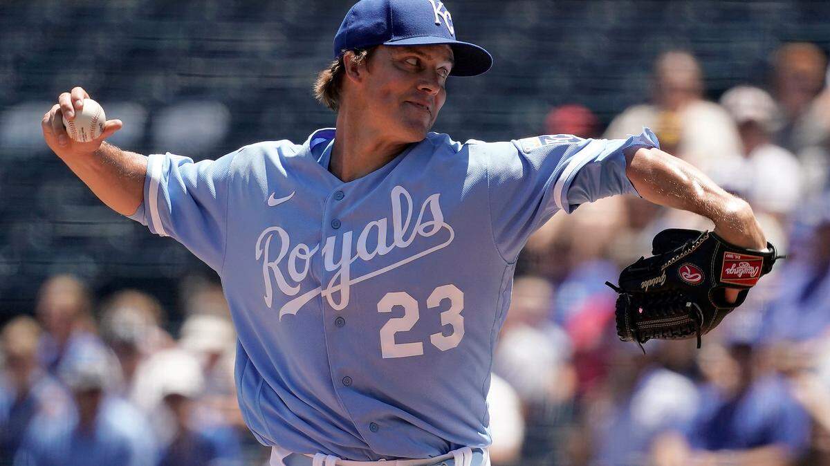 Kansas City Royals starting pitcher Zack Greinke throws during the first inning of a baseball game against the Texas Rangers Wednesday, June 29, 2022, in Kansas City, Mo. (AP Photo/Charlie Riedel)