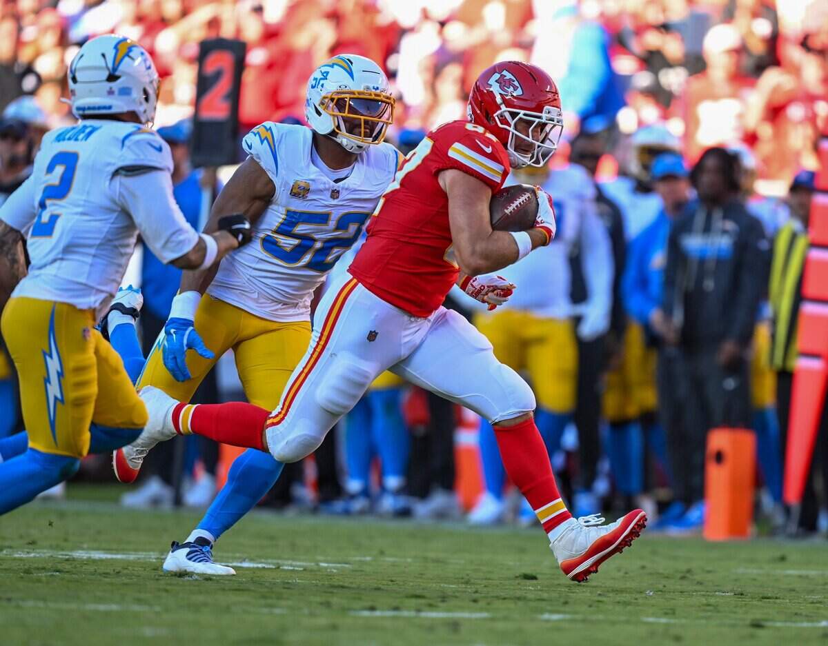 Kansas City Chiefs tight end Travis Kelce (87) runs down field in the Kansas City Chiefs vs. Los Angeles Chargers NFL regular season game at Arrowhead Stadium in Kansas City on Oct. 18, 2026.