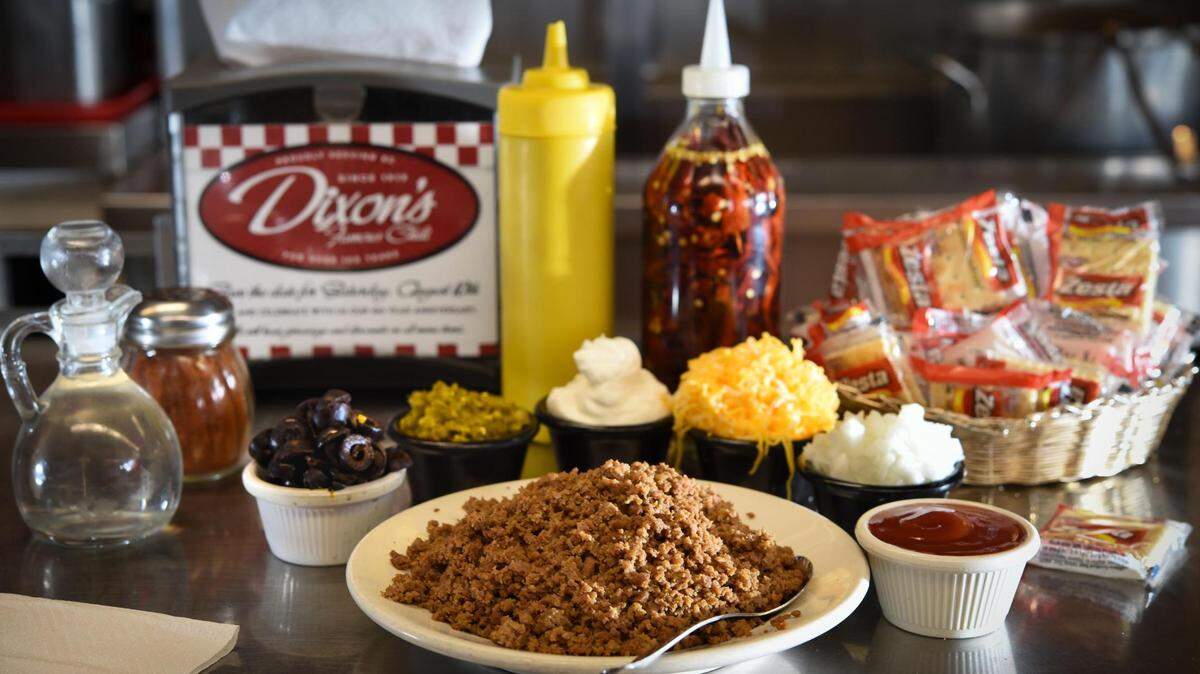 Dixon's Famous Chili viene con guarniciones, que incluyen cebolla, queso rallado, relish de jalapeño, ketchup y crema agria.