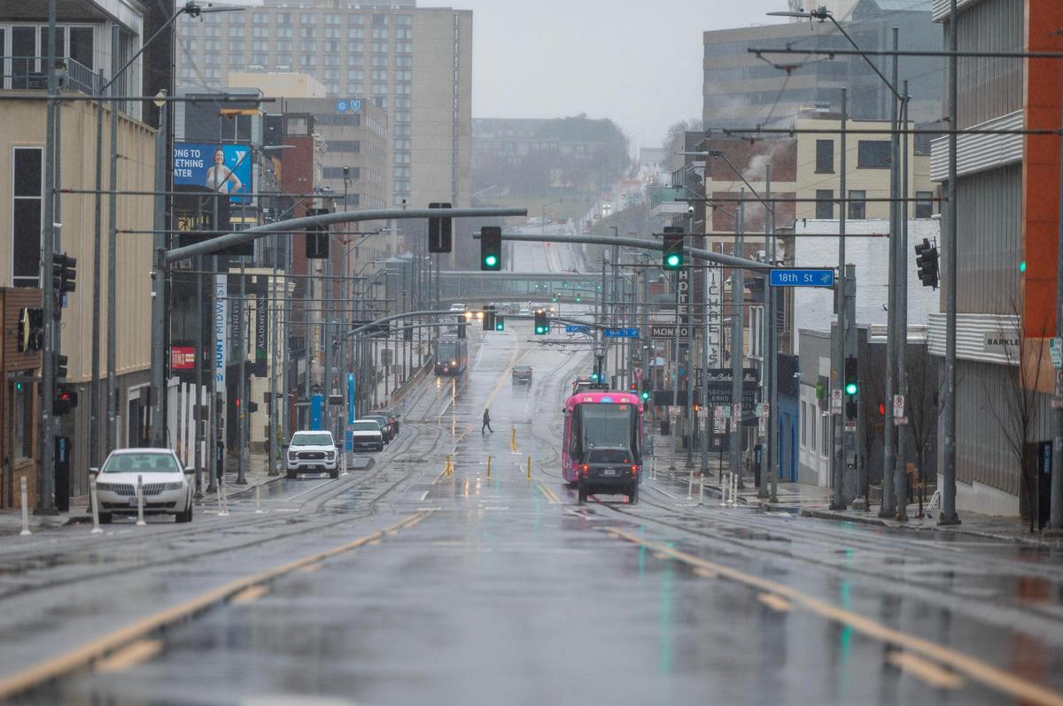 Commuters make their way down Main Street as a light snowfall begins on Monday, Jan. 8, 2024, in Kansas City.