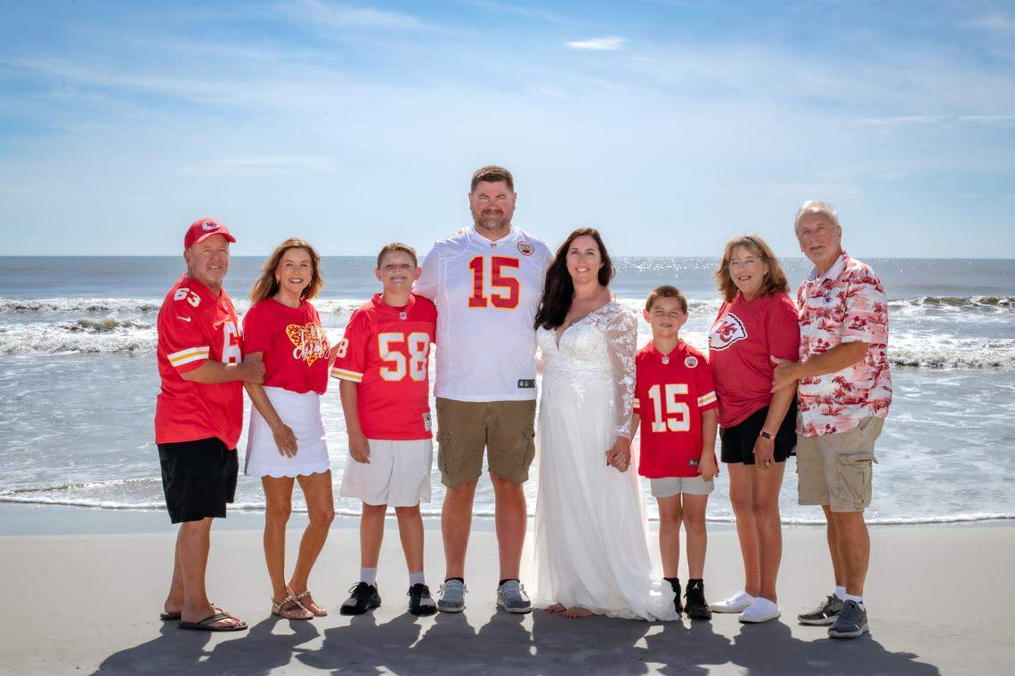 Diehard fans Jenny and Willly McLaughlin, center, of Kearney, Missouri eloped to Florida last week where they got married in a Chiefs-themed wedding.