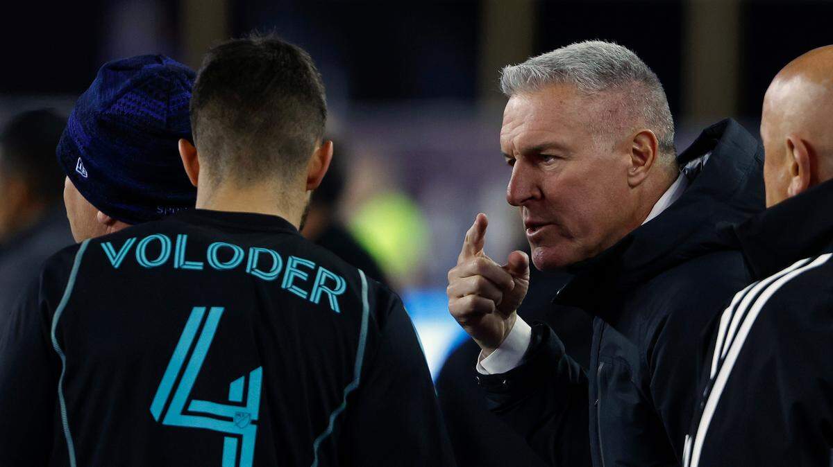 Sporting Kansas City manager Peter Vermes talks with defender Robert Voloder (4) during the second half against the New England Revolution at Gillette Stadium on April 22, 2023.