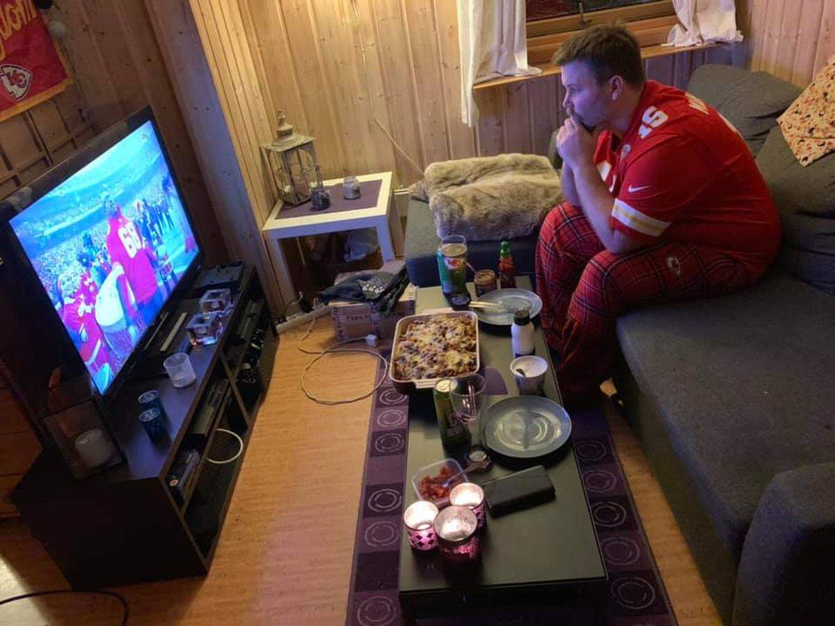 Eyvin Nygaard Sommerseth, in his Patrick Mahomes jersey and homemade nachos, settles in after midnight in Norway for a Chiefs game.