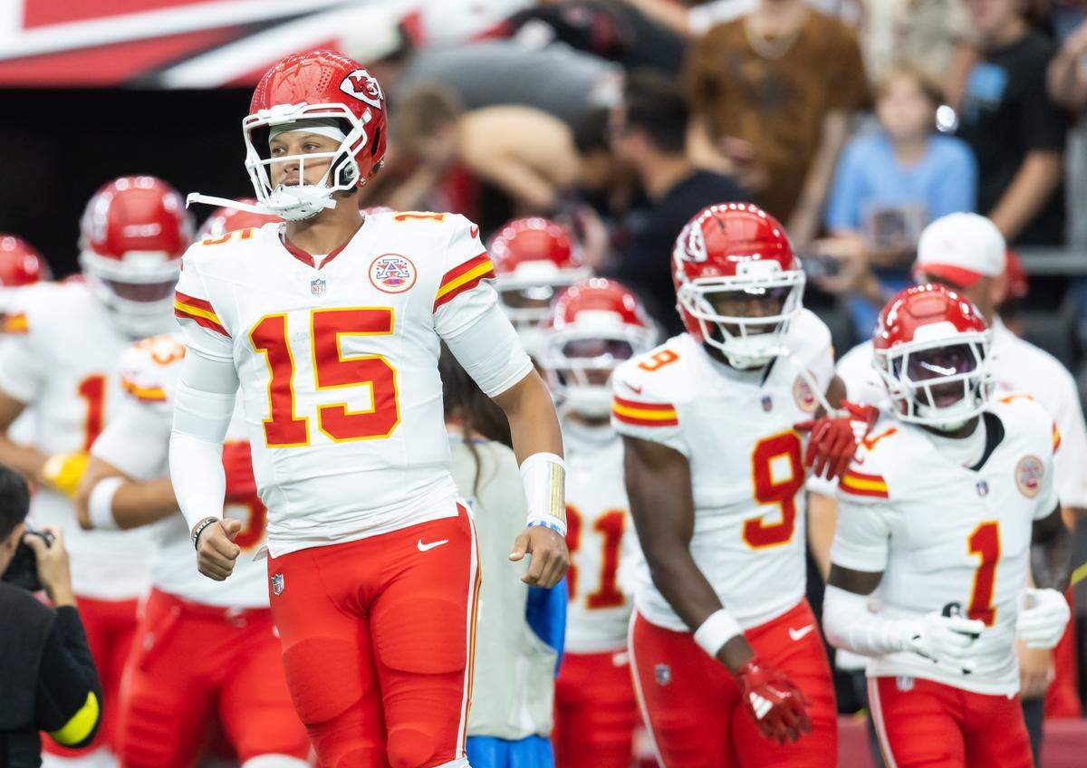 Kansas City Chiefs quarterback Patrick Mahomes (15) against the Arizona Cardinals during a preseason NFL game at State Farm Stadium on Aug. 9, 2025.