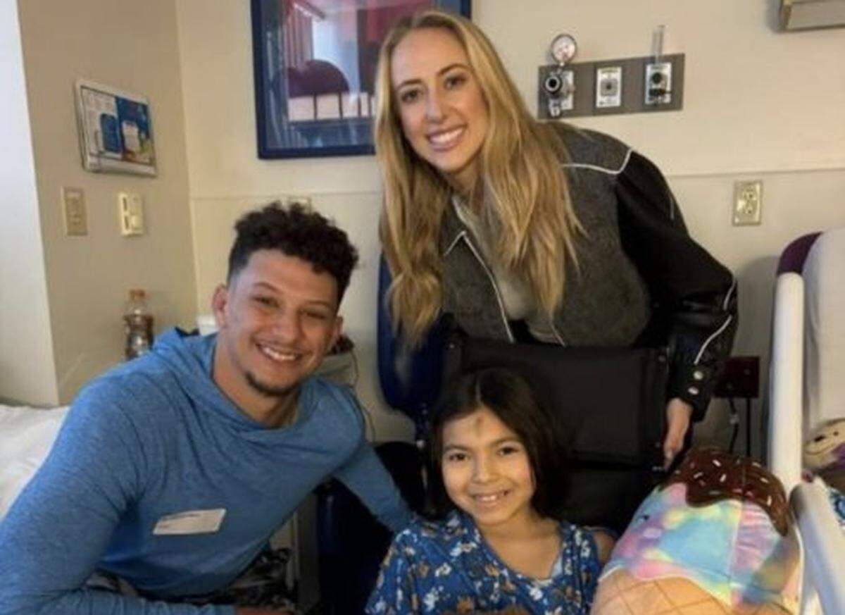 Patrick and Brittany Mahomes visited a young shooting victim in the hospital.