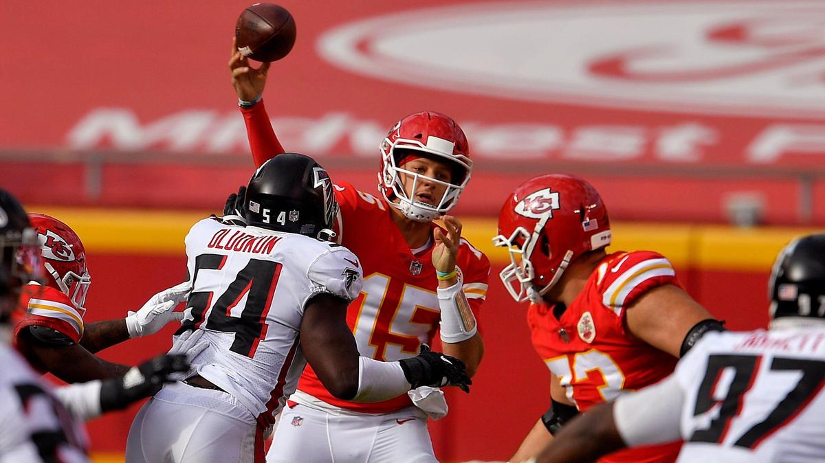 Chiefs quarterback Patrick Mahomes delivers a pass wide receiver Mecole Hardman during the first half of Sunday’s (Dec. 27) game against Atlanta.