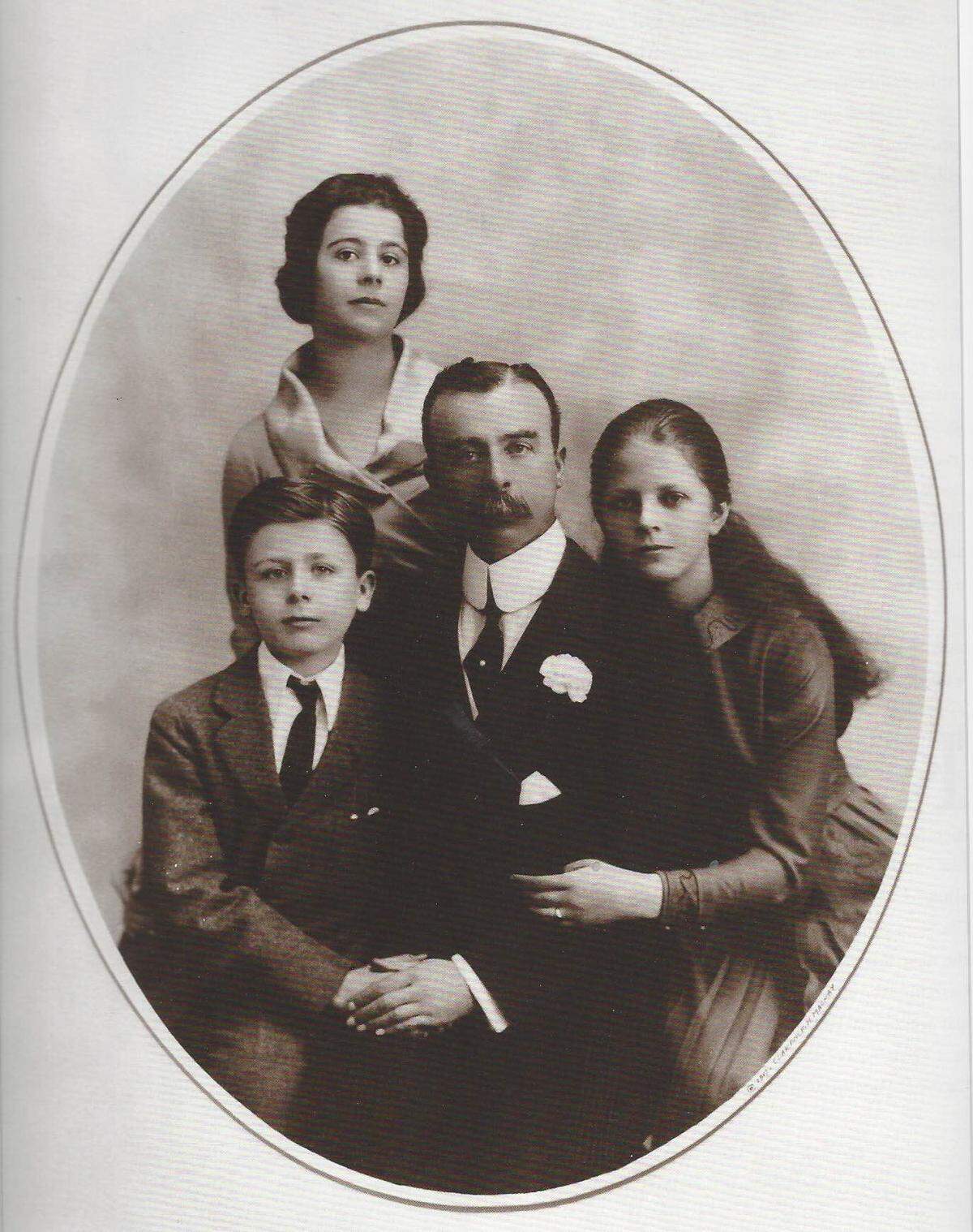 Clarence Mackay and his three children — oldest daughter Katherine, Ellin and John — in 1914, the year after his wife left him.