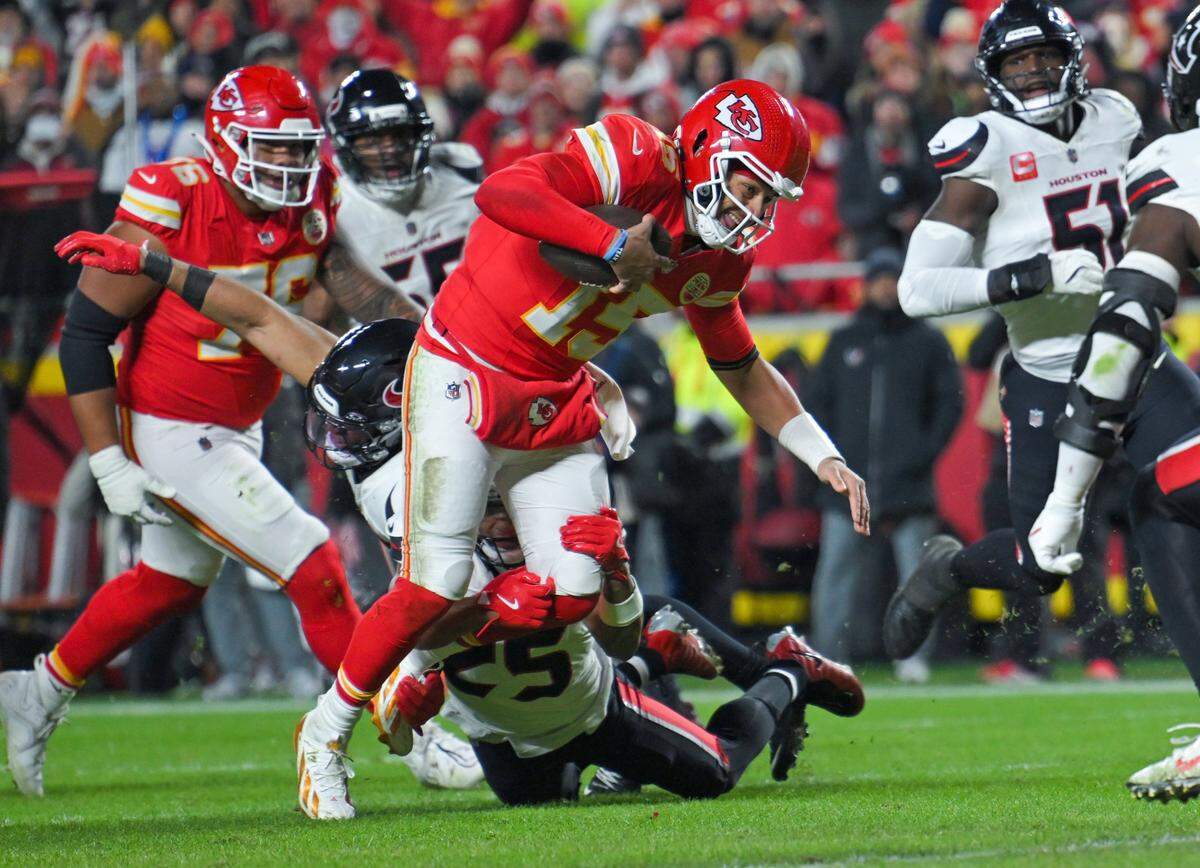 Kansas City Chiefs quarterback Patrick Mahomes (15) scrambles during a play in the third quarter of the game against the Houston Texans at GEHA Field at Arrowhead Stadium on Sunday, Dec. 7, 2025.