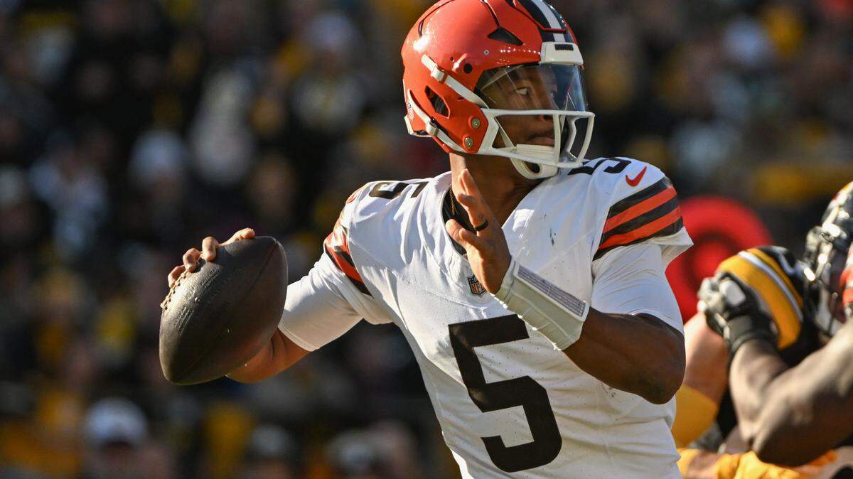 Cleveland Browns quarterback Jameis Winston threw a pass against the Pittsburgh Steelers during the second quarter at Acrisure Stadium.
