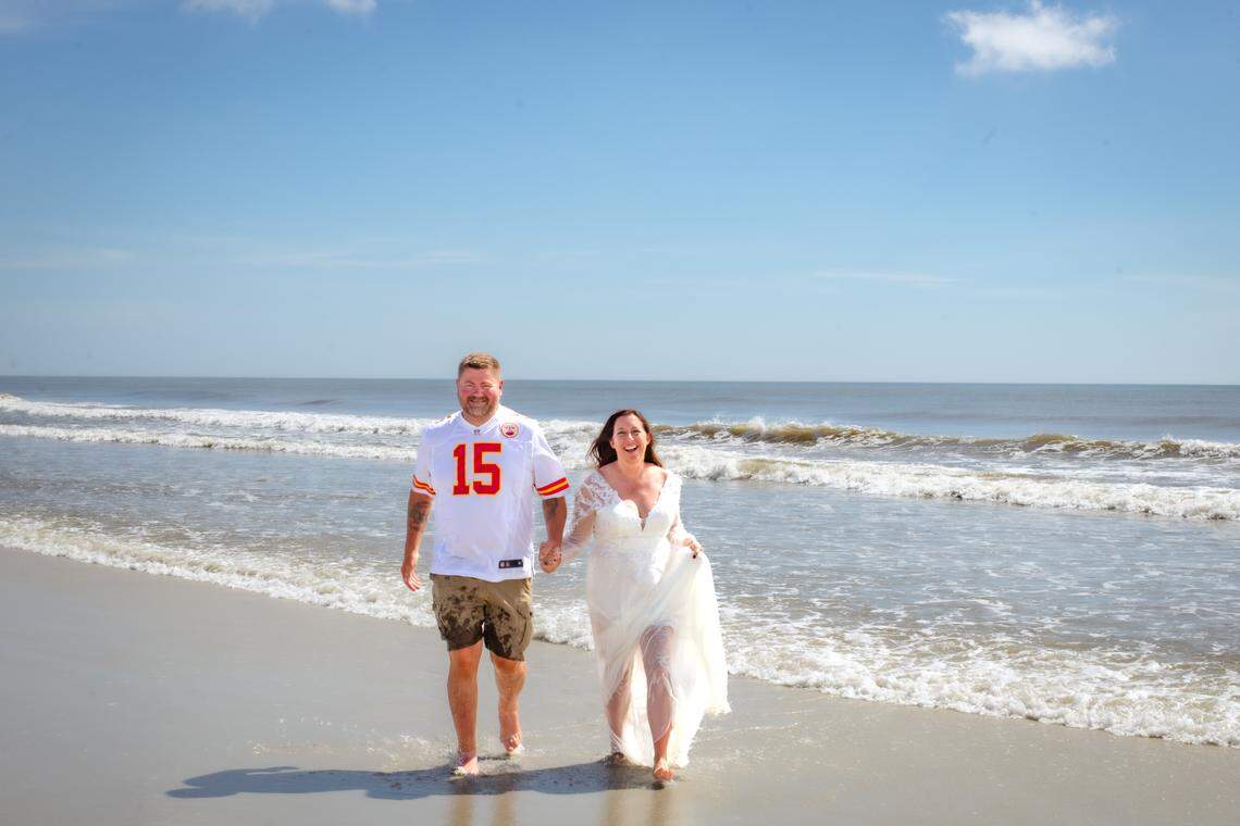 Willy and Jenny McLaughlin at their Chiefs-themed elopement.