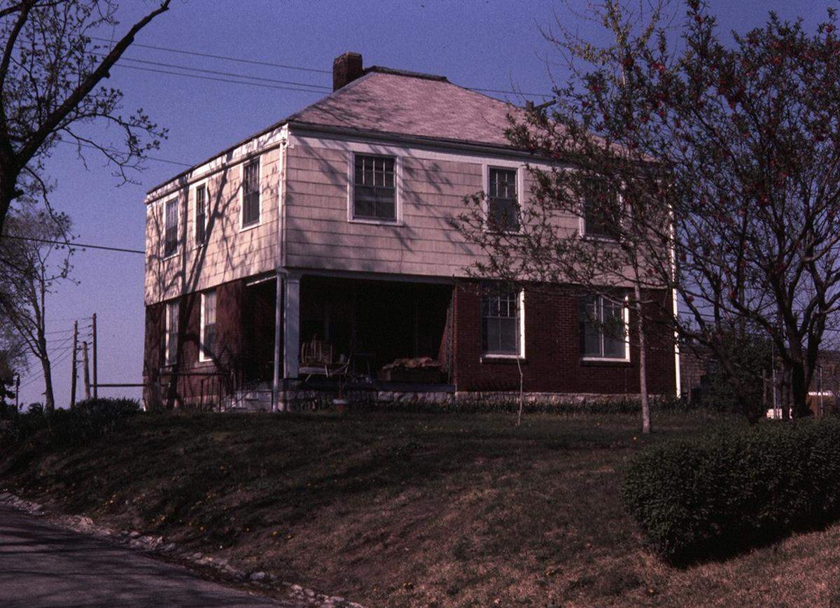 3001 DeGroff Way, one of the two larger houses on the north end pictured in the early 1980s. Architect John Van Brunt was one of the home’s early occupants. P34-6 Kansas City Landmarks Commission.