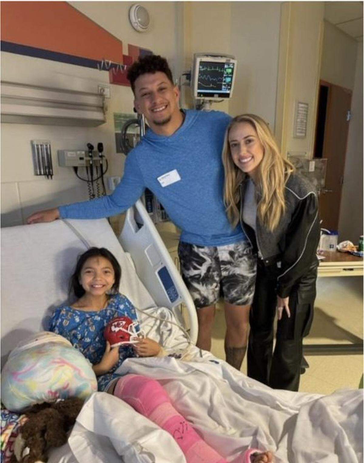Patrick and Brittany Mahomes visited a young shooting victim in the hospital.