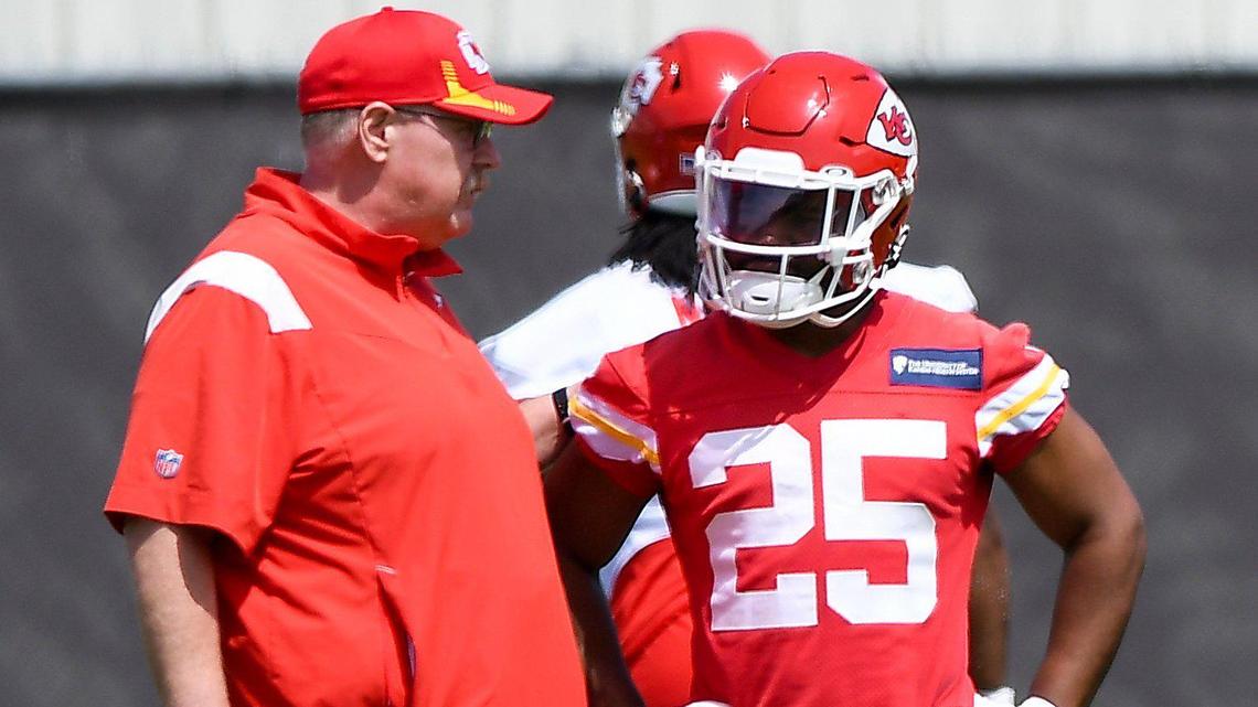 Chiefs head coach Andy Reid talks with running back Clyde Edwards-Helaire during an OTA at the Chiefs’ training facility Thursday, June 2, 2022.