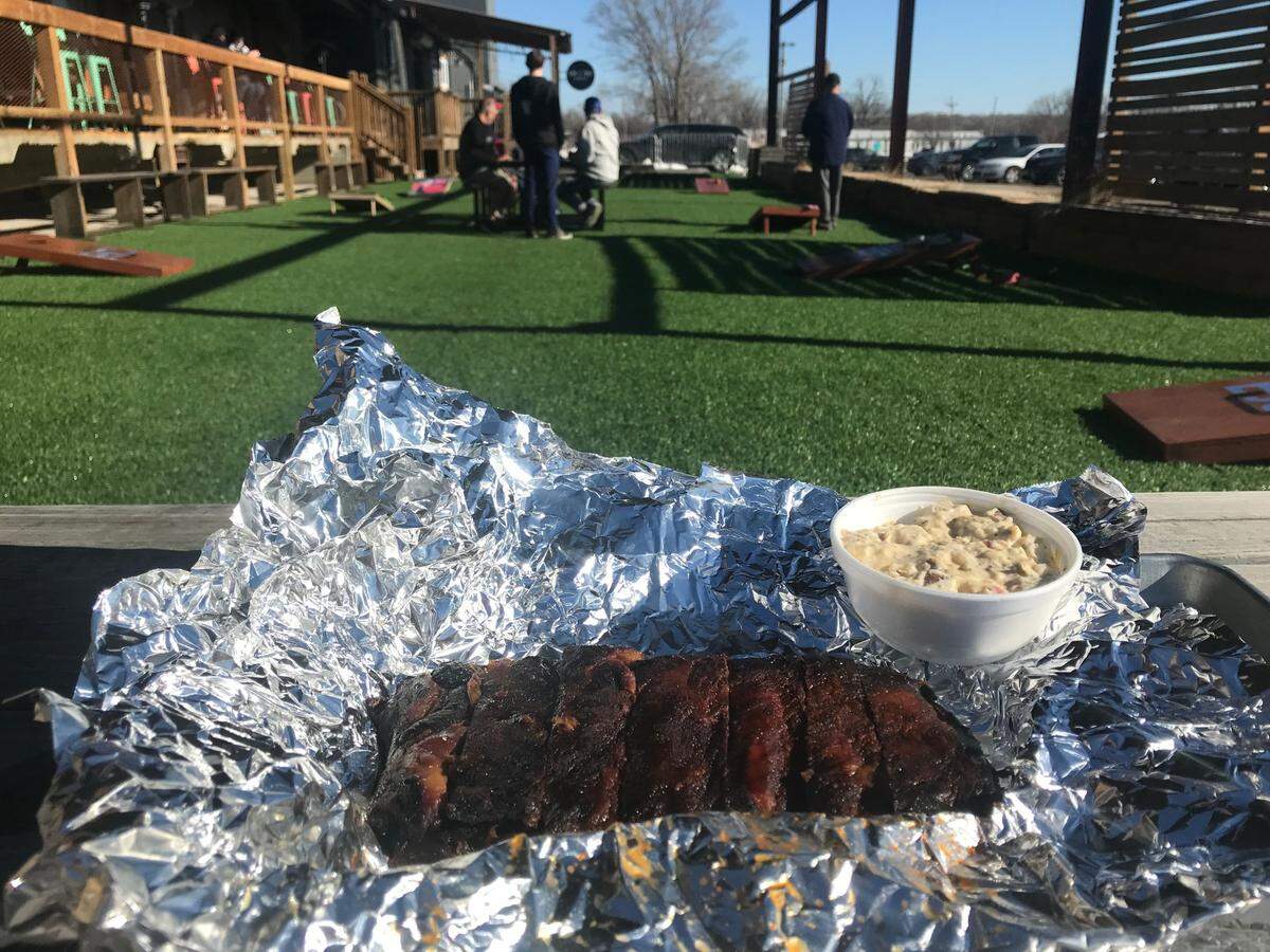 Costillas y ensalada de papas en Quentin's BBQ & Sides, en Bonner Springs.
