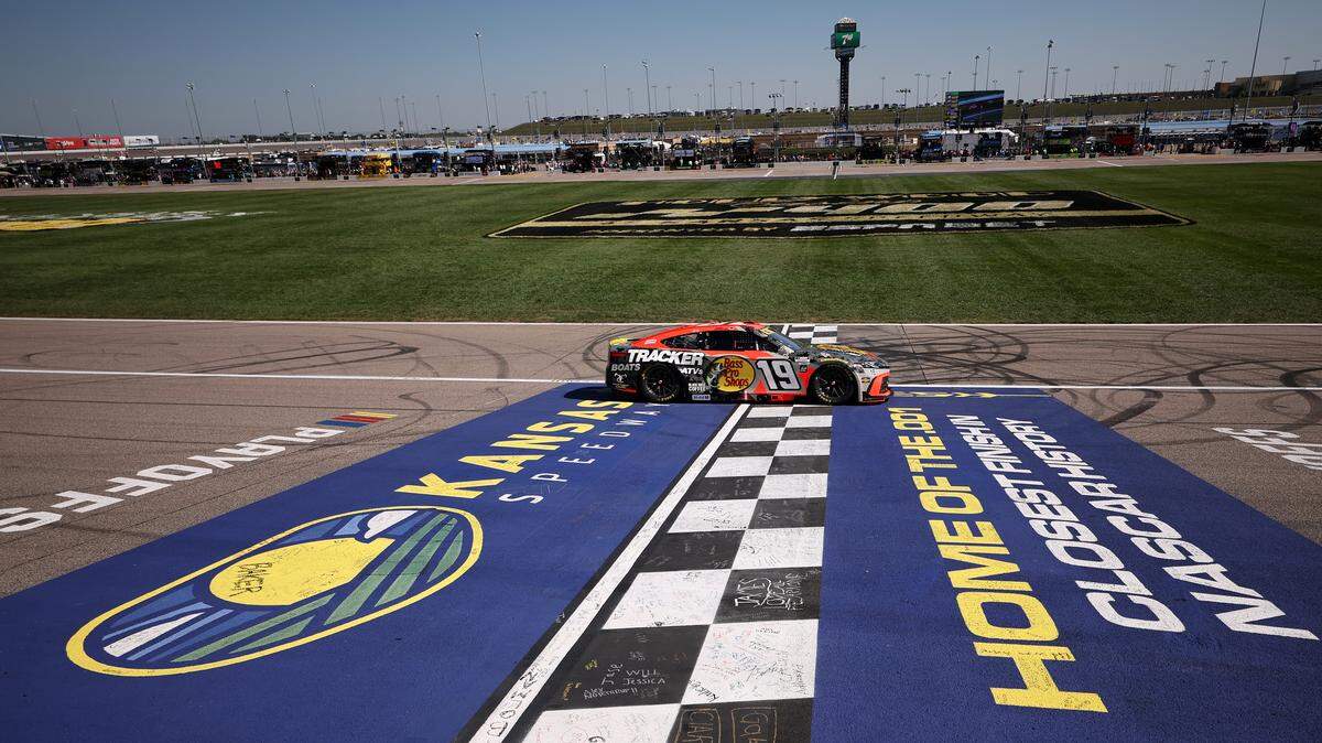 KANSAS CITY, KANSAS - SEPTEMBER 28: Chase Briscoe, driver of the #19 Bass Pro Shops Toyota, drives during the NASCAR Cup Series Hollywood Casino 400 Presented by ESPN BET at Kansas Speedway on September 28, 2025 in Kansas City, Kansas. (Photo by Chris Graythen/Getty Images)