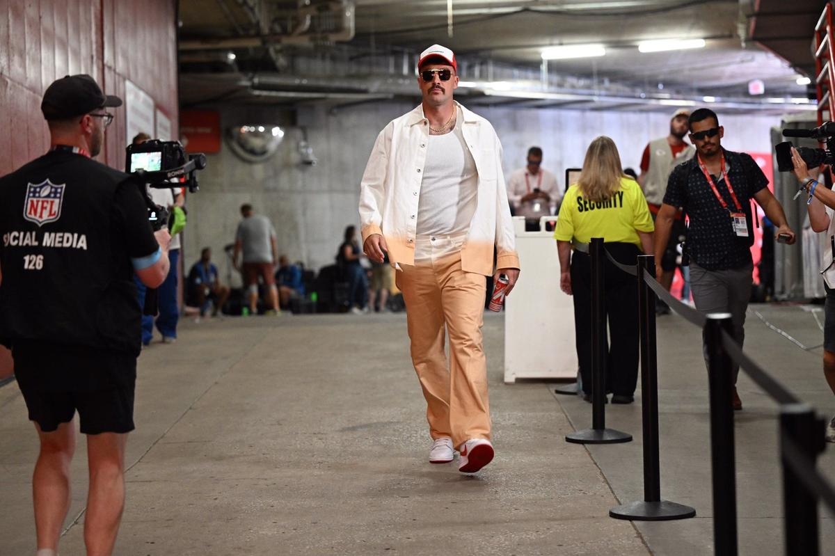Travis Kelce went casual like his teammates.