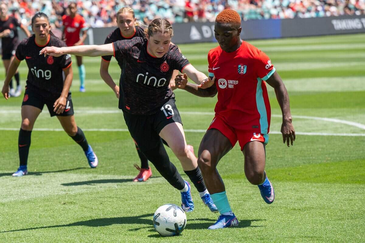 Kansas City Current forward Temwa Chawinga (6) dribbles the ball in traffic in the Current's match vs. Portland Thorns FC on Sunday, May 24, 2026, at CPKC Stadium.