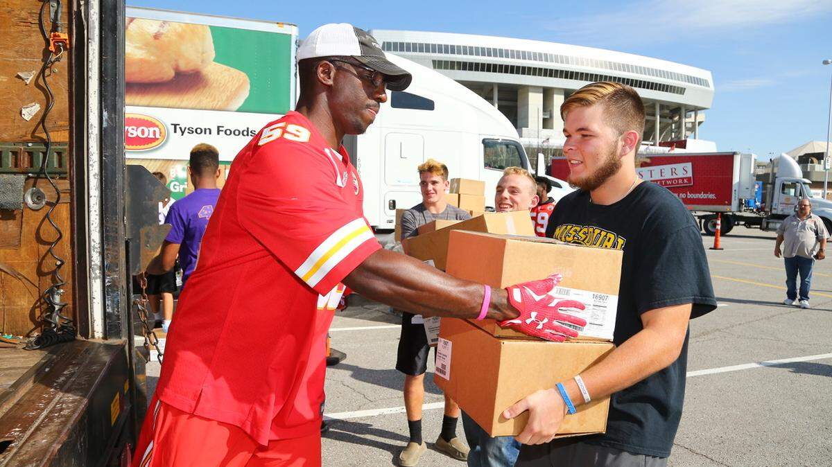 Kansas City Chiefs ambassador Shawn Barber helps loads boxes into a truck at a Lift Up America Event in Kansas City.